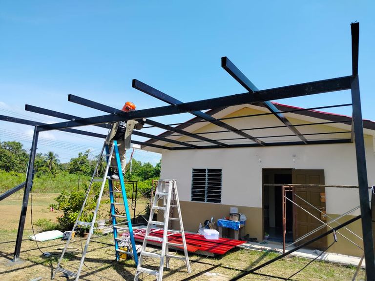 Steel roof frame construction